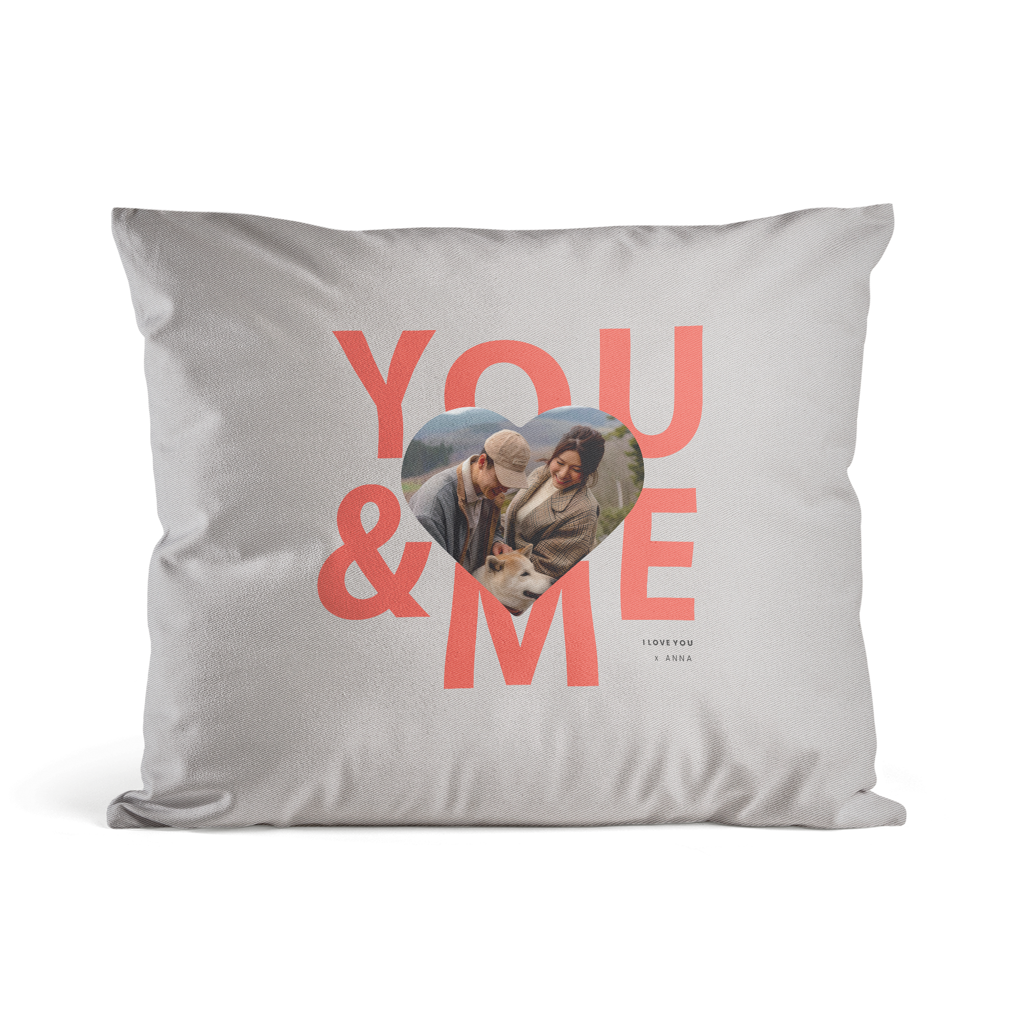 Cuscino personalizzato con foto a forma di cuore e le parole You & Me in rosso, con scritta I Love You x Anna