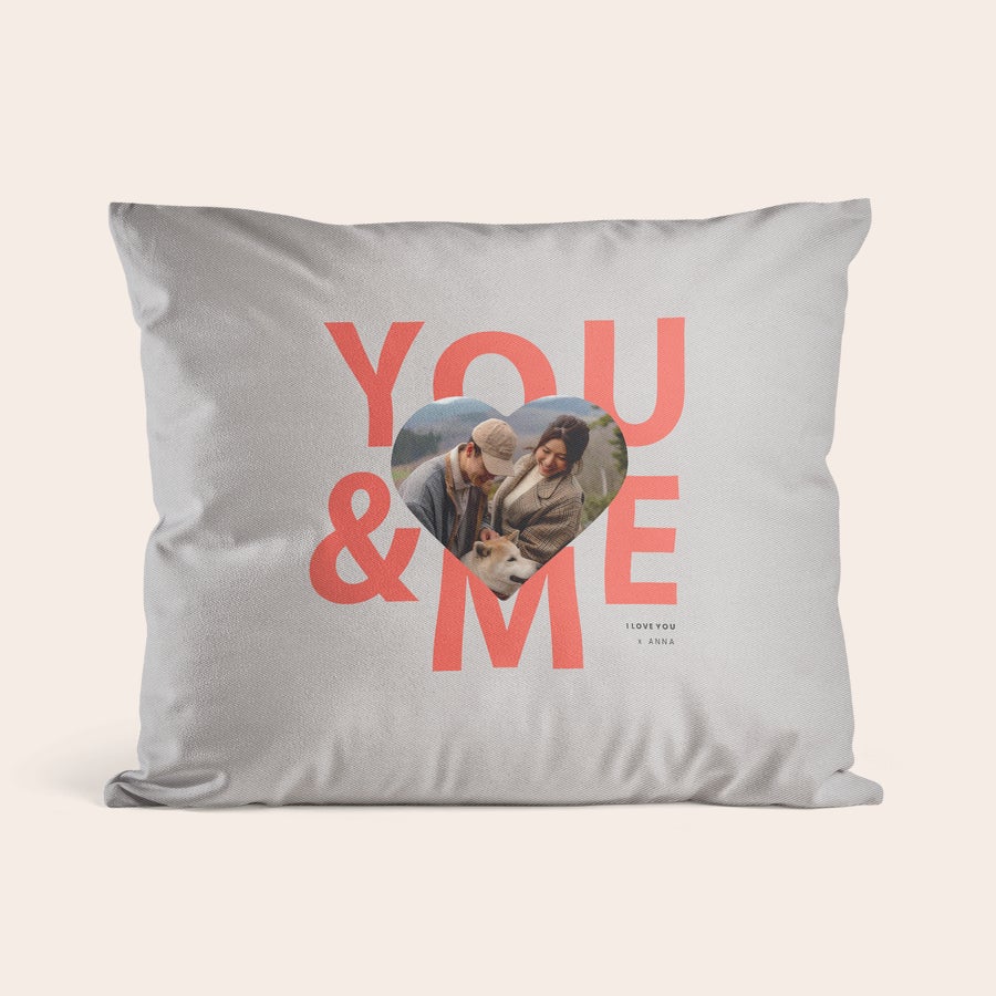 Perne și cutii de perne personalizate Pernă personalizată moale, imprimată cu fotografia unui cuplu într-o inimă, textul "YOU & ME" și mesajul "I LOVE YOU x ANNA"