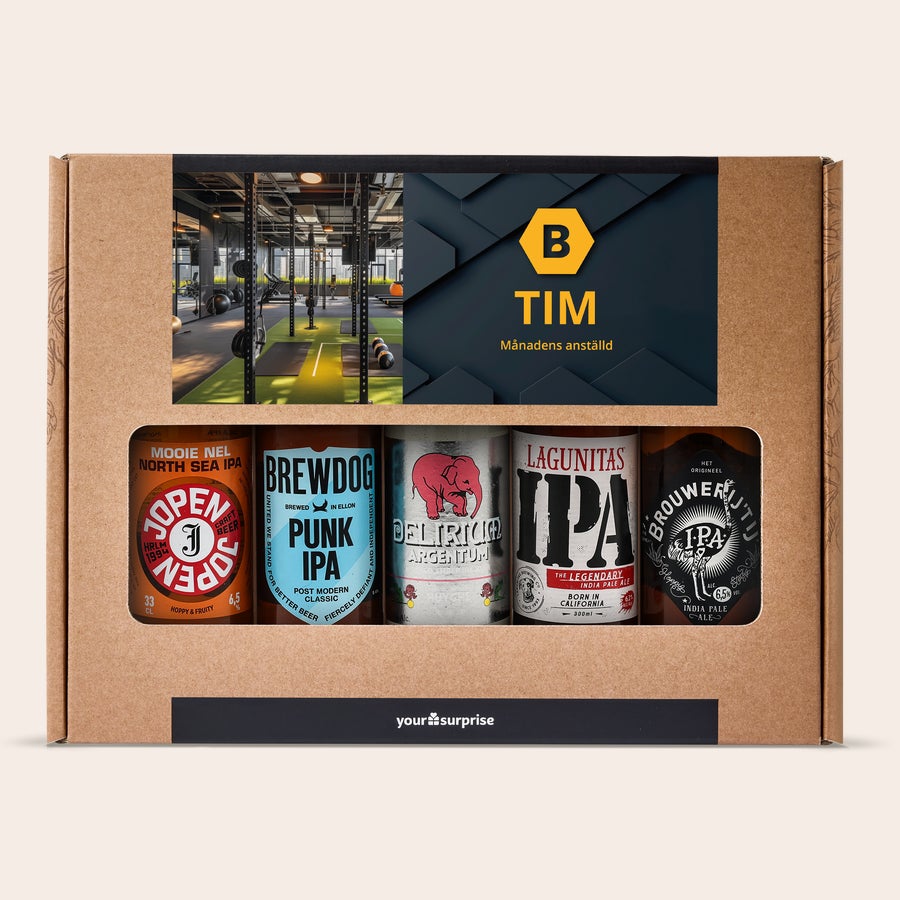 Personliga Öl presentset Kartong med personligt presentset med mikrobryggeriöl, foto och texten Tim Månadens anställd, bredvid fem ölflaskor.