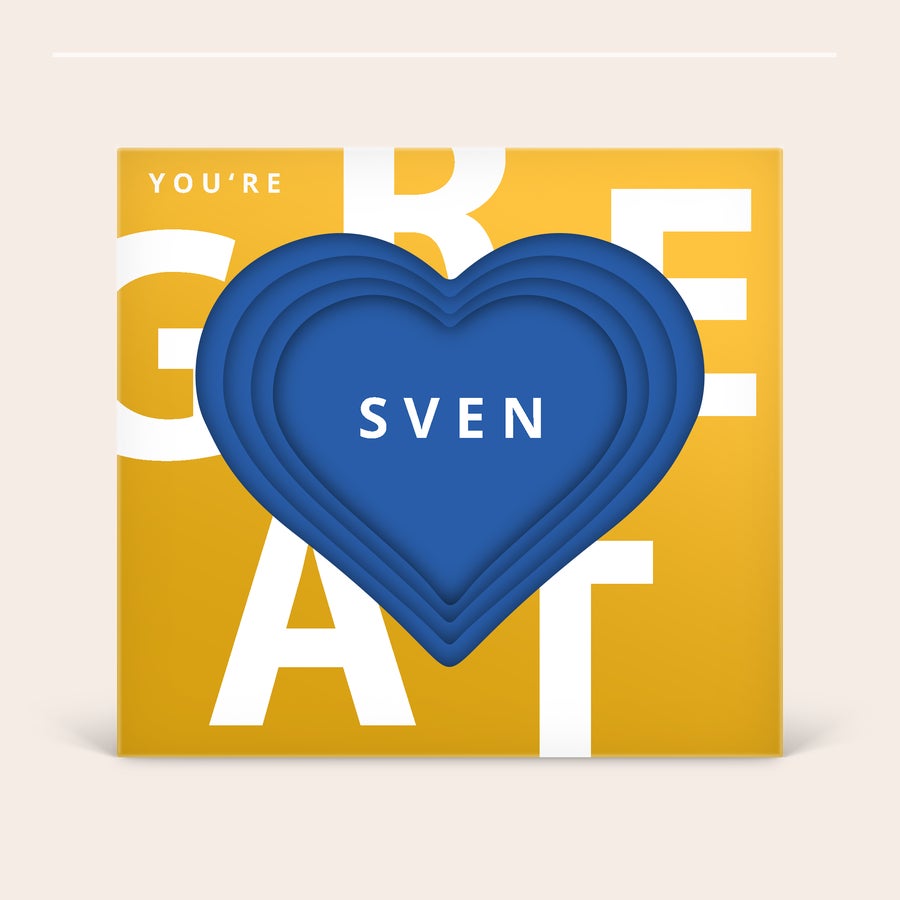 Milka herzen in einer 3D-Box Milka Herzen 3D-Geschenkbox, gelb mit blauem Herz, personalisiert mit dem Namen Sven und "You're Great" im Hintergrund