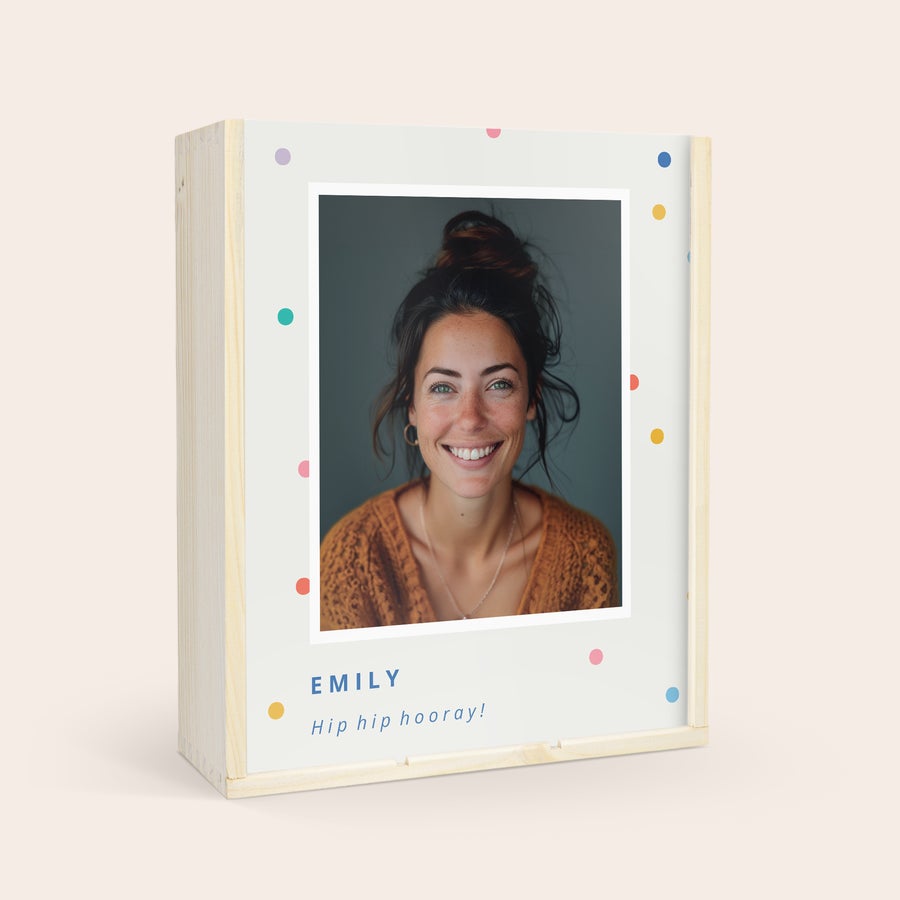 Belvy Személyre szabott Belvy bor ajándékcsomag fotóval és "EMILY Hip hip hooray!" felirattal, színes pöttyökkel