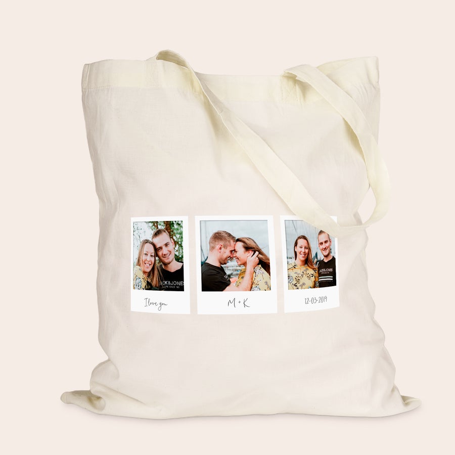 Geantă din pânză de in Geantă tip tote personalizată din bumbac ecologic, imprimată cu trei fotografii Polaroid și text "I love you", "M+K", "12-03-2019". Aduceți-vă toate lucrurile preferate în această geantă superioară imprimată.