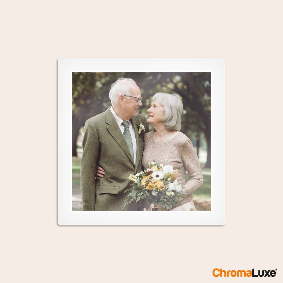 Foto auf Alu Fototafel mit personalisiertem Foto eines älteren Paares mit Blumenstrauß, gedruckt als Geschenk