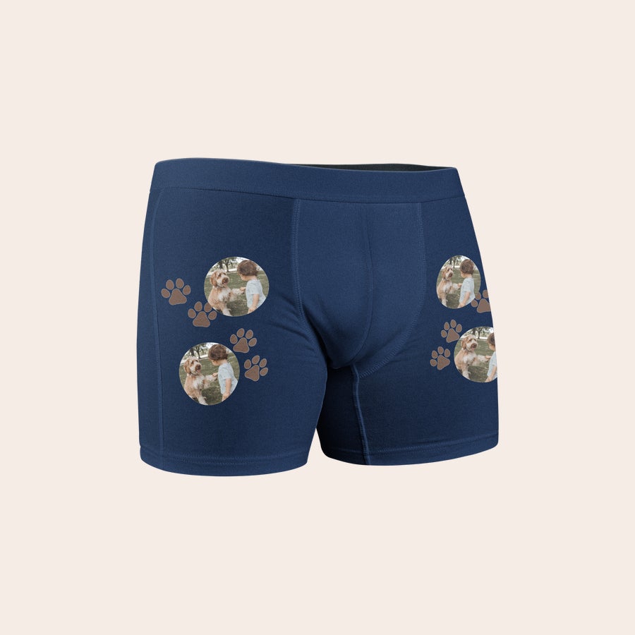 Cuecas boxer personalizadas para meninos Cueca boxer azul marinho com estampa de pegadas e fotos personalizadas de criança com cachorro. Crie shorts boxer que sejam tão únicos quanto ele.
