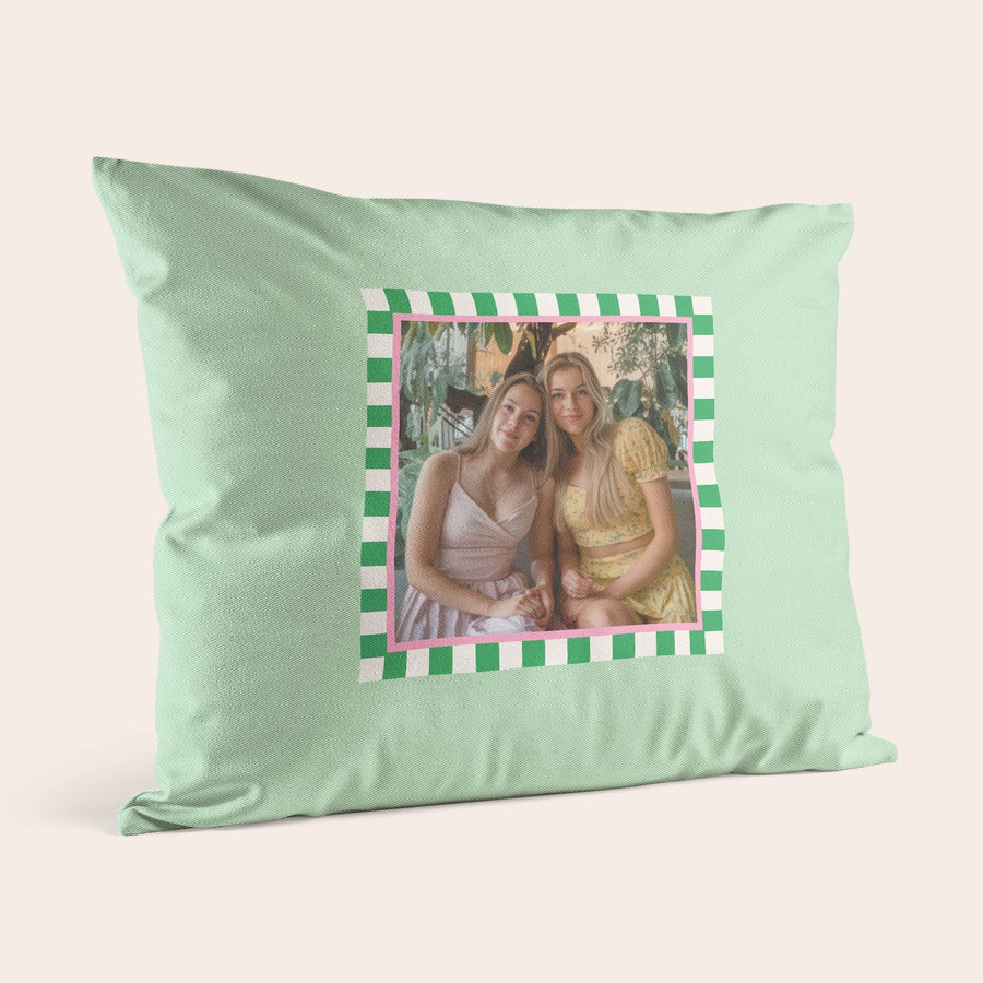 Kussens bedrukken Lichtgroen gepersonaliseerd kussen bedrukt met foto van twee glimlachende meisjes en roze, groen-witte geblokte rand. Verras de liefste mensen om je heen met een super zacht bedrukt kussen.