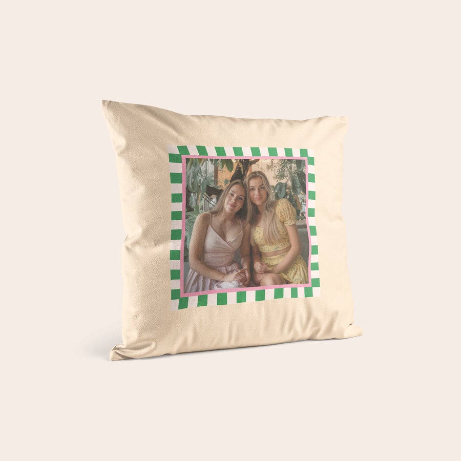 Kudde med foto Beige kuddfodral tryckt med ett foto av två unga kvinnor och en grönrutig ram, förvandla vilket utrymme som helst med ett vackert personligt kuddfodral.