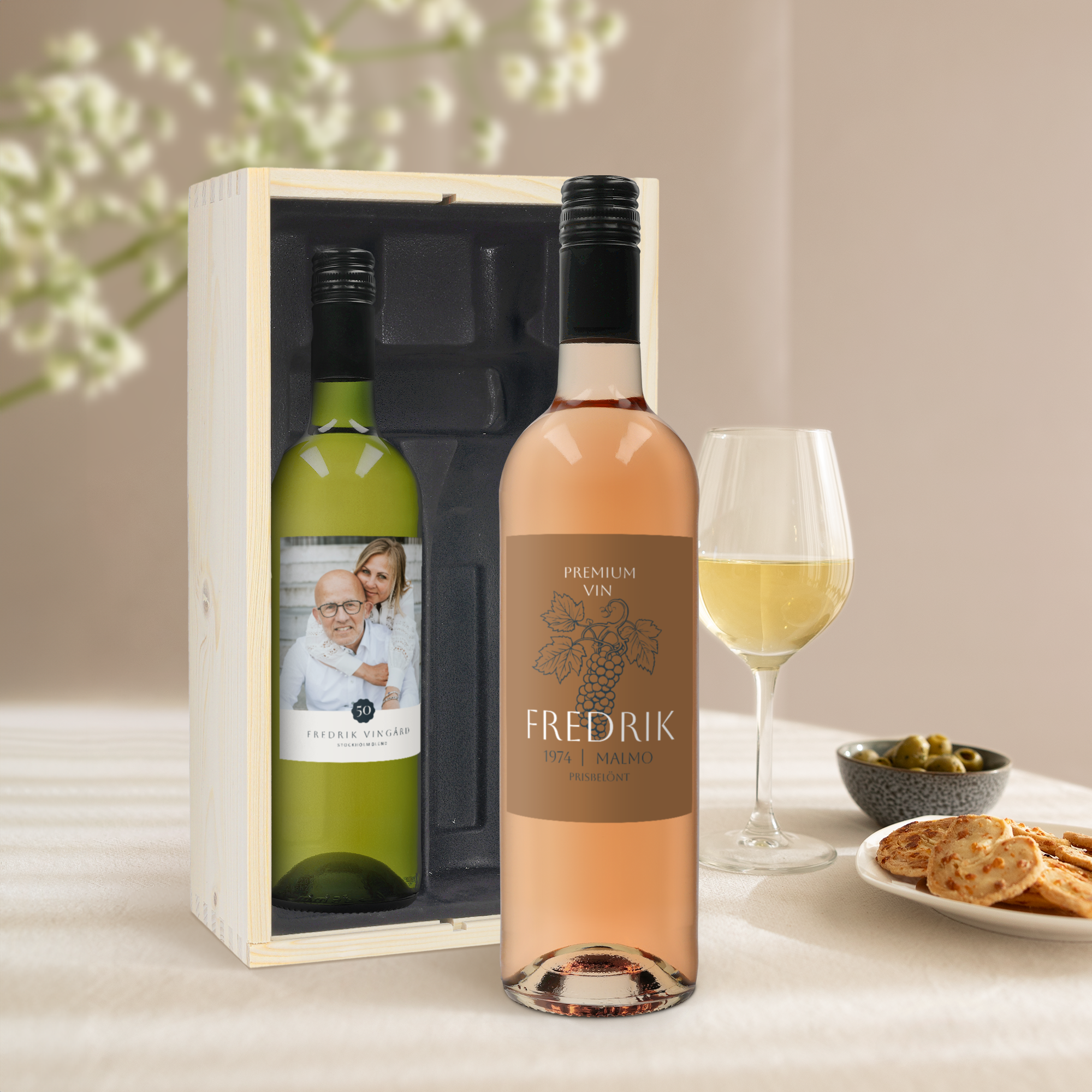 Belvys vita och rosévin med personlig etikett. Ett vitt vin med tryckt foto och ett rosévin med texten "Fredrik".