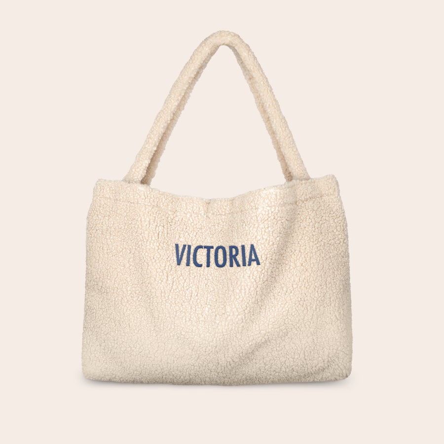 Pusletaske med navn Beige blød teddy taske med broderet navn VITORIA, perfekt til at overraske med en dejlig blød teddy taske med navn