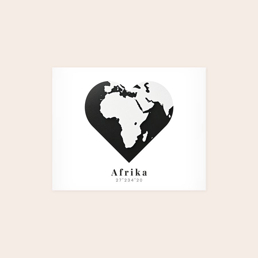 Poszter fotónyomtatás Szív alakú, személyre szabott poszterfotó Afrikáról, fekete háttérrel és fehér kontinenssel, "Afrika" felirattal és koordinátákkal.