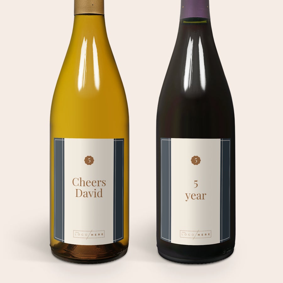 Salentein Pinot Noir & Chardonnay Personalizzato Due bottiglie di vino Salentino, una bianca e una rossa, con etichette personalizzate che riportano il testo Cheers David e 5 year