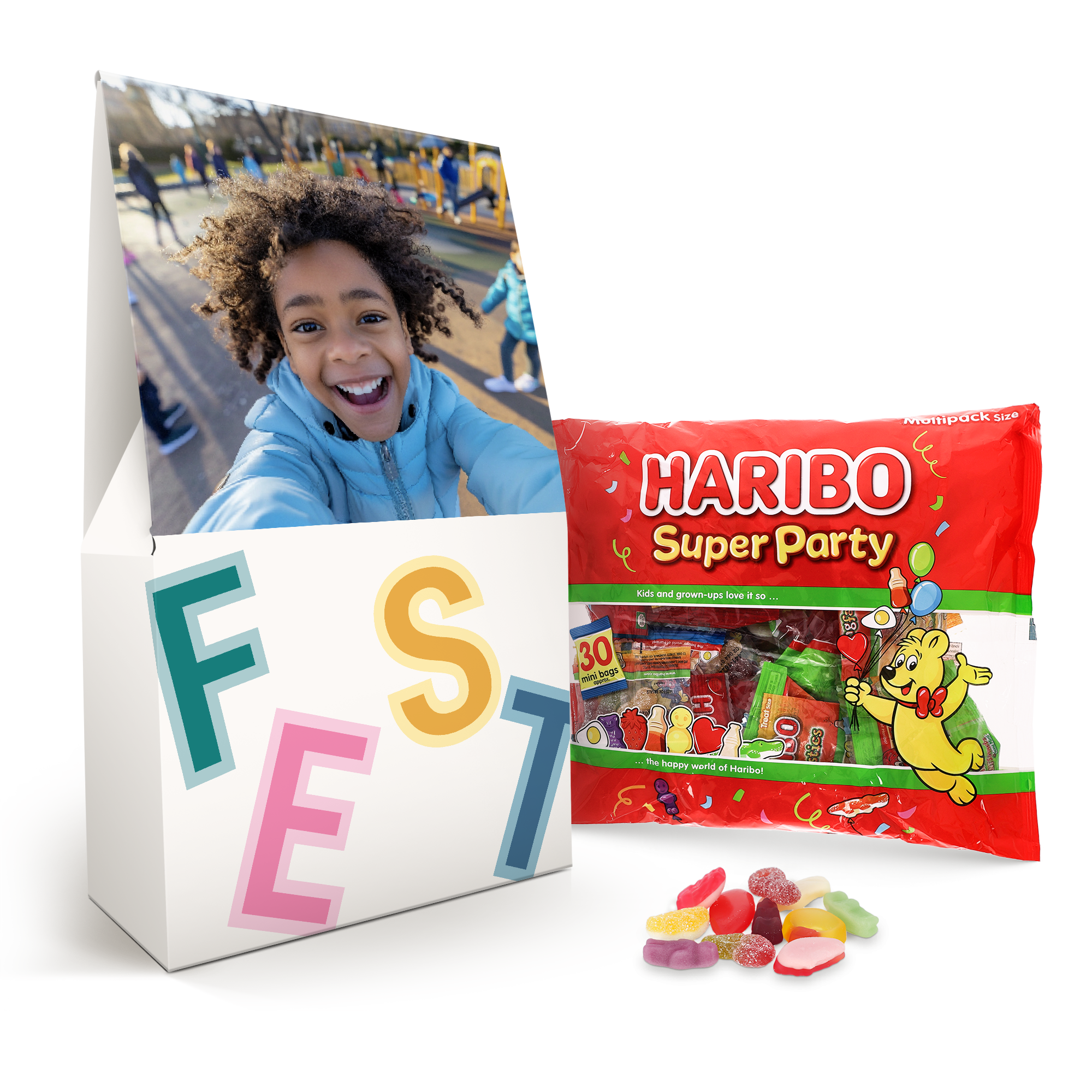 Personalisierte XL-Haribo-Geschenkbox mit einem Foto eines lachenden Kindes und dem Schriftzug FEST, dazu ein Beutel Haribo Super Party.