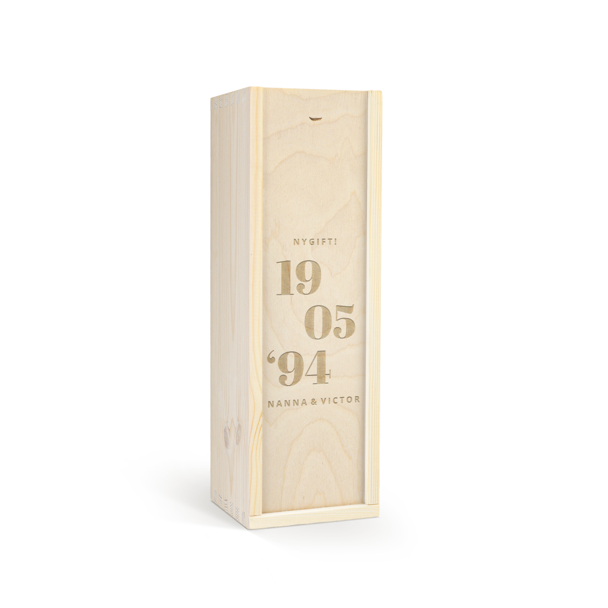 En flaske Licor 43 i en indgraveret trææske med teksten NYGIFT! 19 05 '94 Nanna & Victor