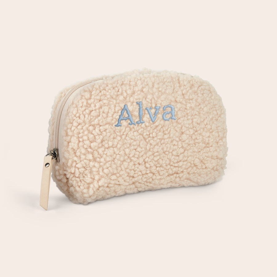 Personanpassad teddynecessär - Camel Mjuk necessär i teddy med broderat namnet Alva