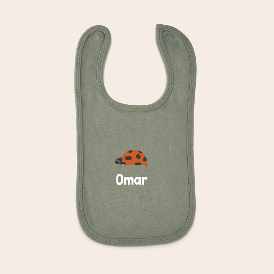 Babador de bebê Bibe personalizado em algodão cinza com joaninha e nome Omar impresso, fecho de velcro.