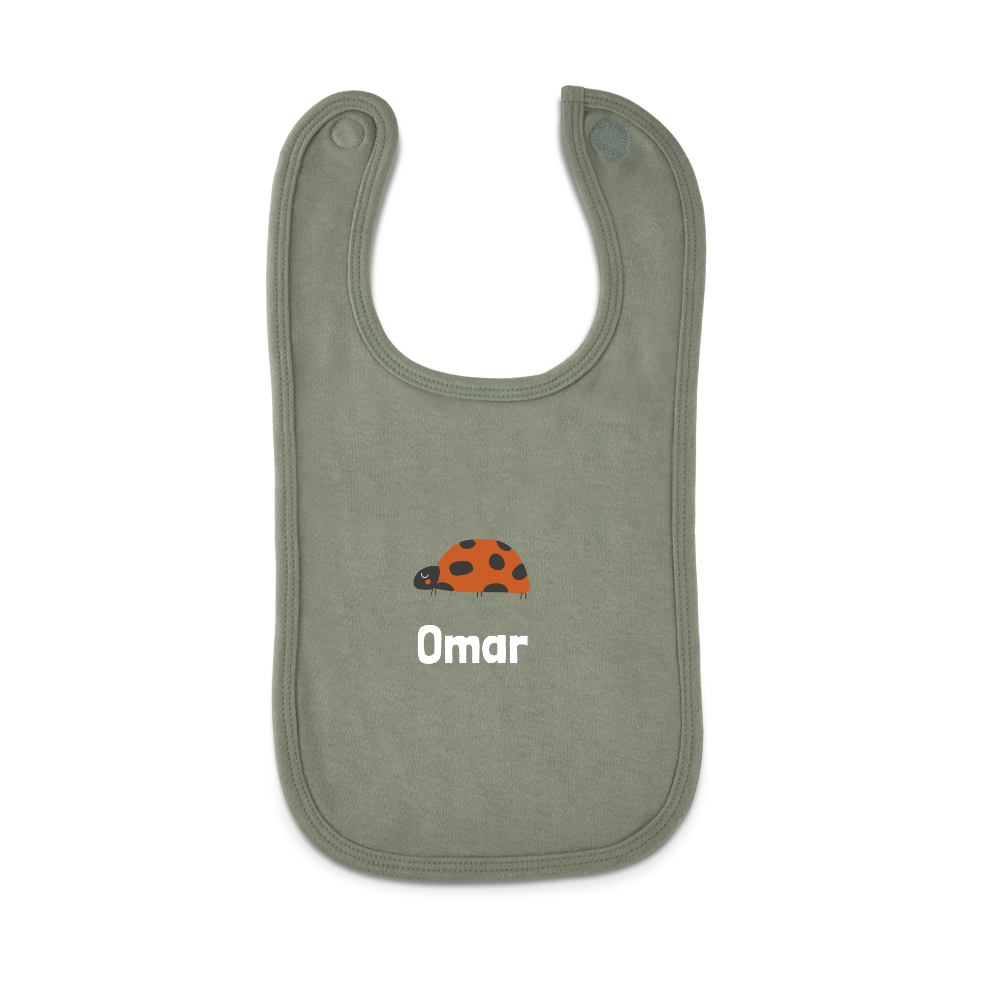 Groen slabbetje met lieveheersbeestje en de naam Omar, bedrukt op katoen. Knoeien wordt een feestje met een persoonlijk bedrukt slabbetje.
