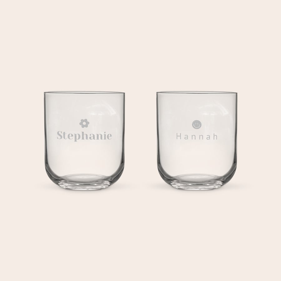 Vasos de agua personalizados Dos vasos de agua personalizados, grabados con los nombres "Stephanie" y "Hannah" y un icono.