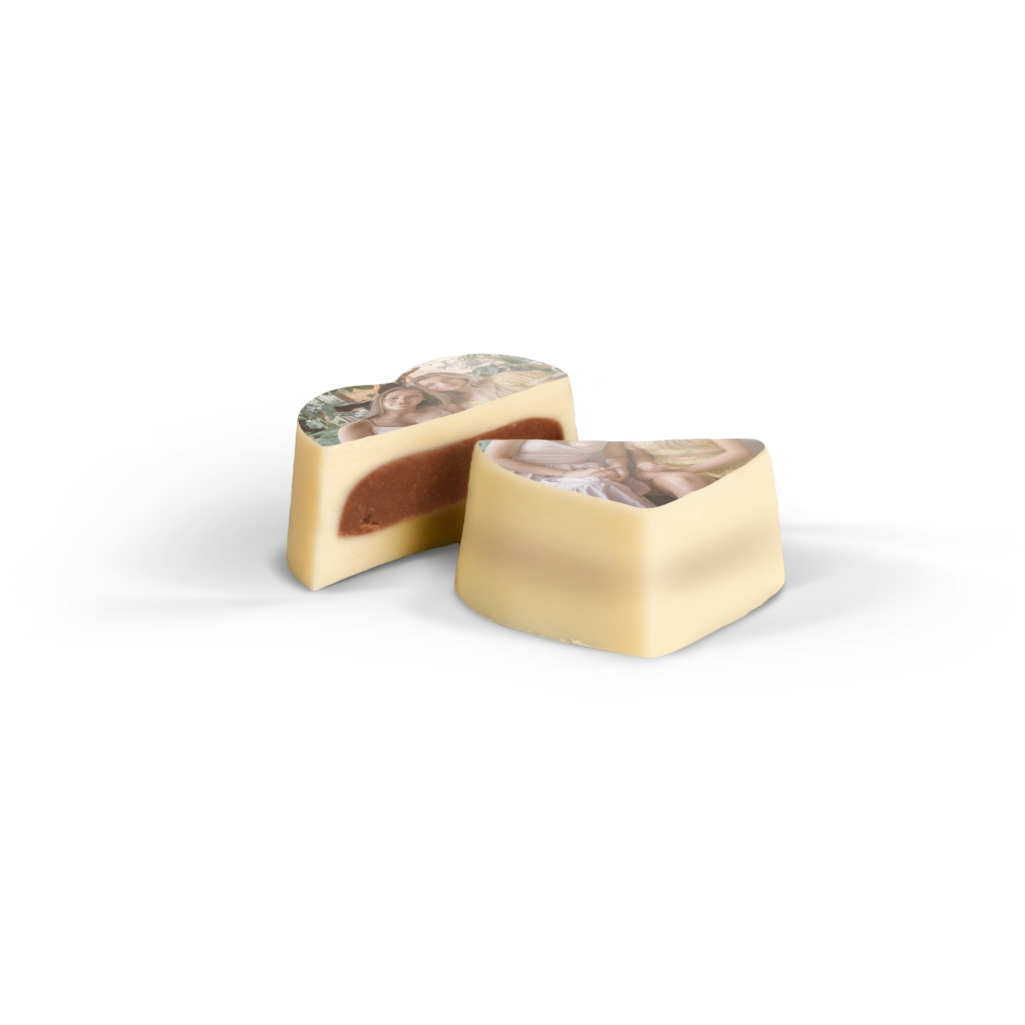 Dois favores de praline com foto personalizada, um aberto mostrando o recheio de avelã. Os mais deliciosos favores de praline com foto.