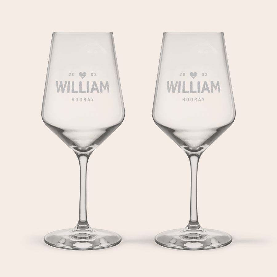 Copa de vino tinto grabada Dos copas de cristal personalizadas con el nombre "William" grabado, la fecha "20 03" y la palabra "hooray"