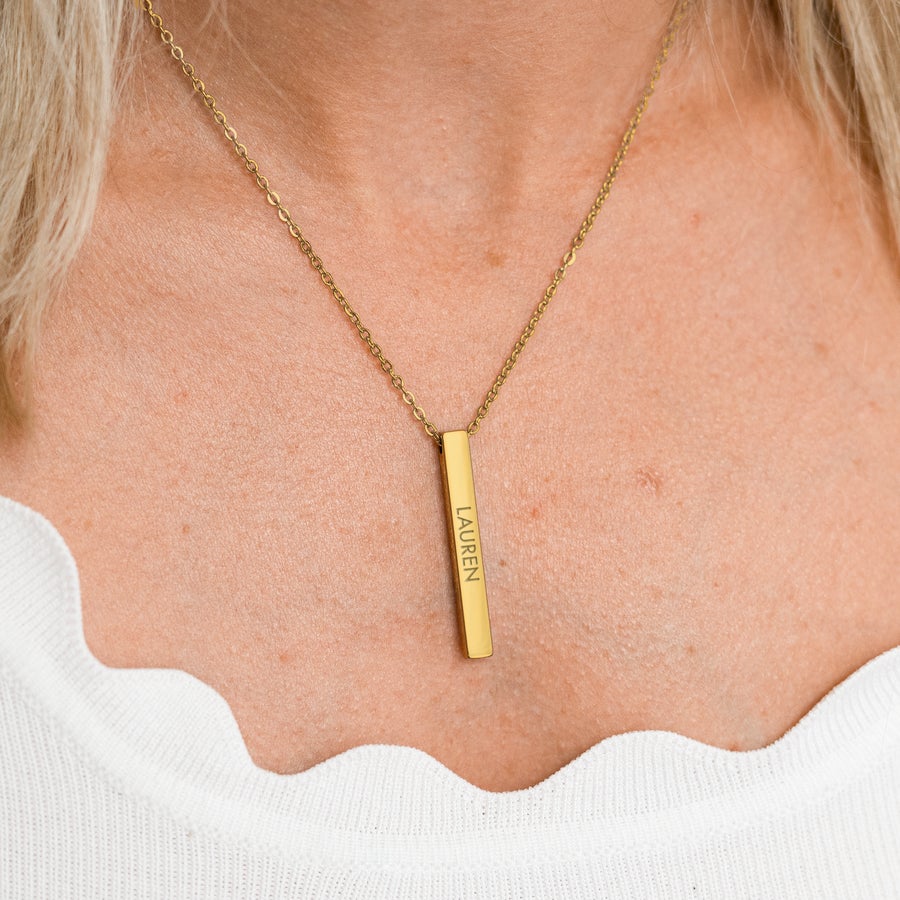 Bar necklace with name