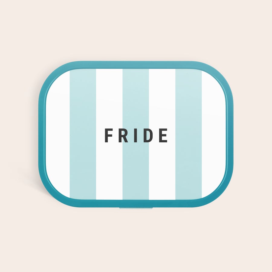 Mepal matboks - personlig Personlig matboks, blå-hvitt stripete design med navnet FRIDE trykt på lokket.