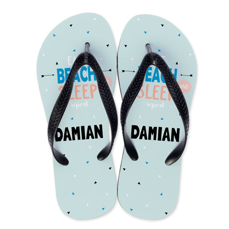 Helleblaue individuelle Zehensandalen mit dem Text "Eat Beach Sleep Repeat" und dem Namen Damian als Geschenk bedruckt