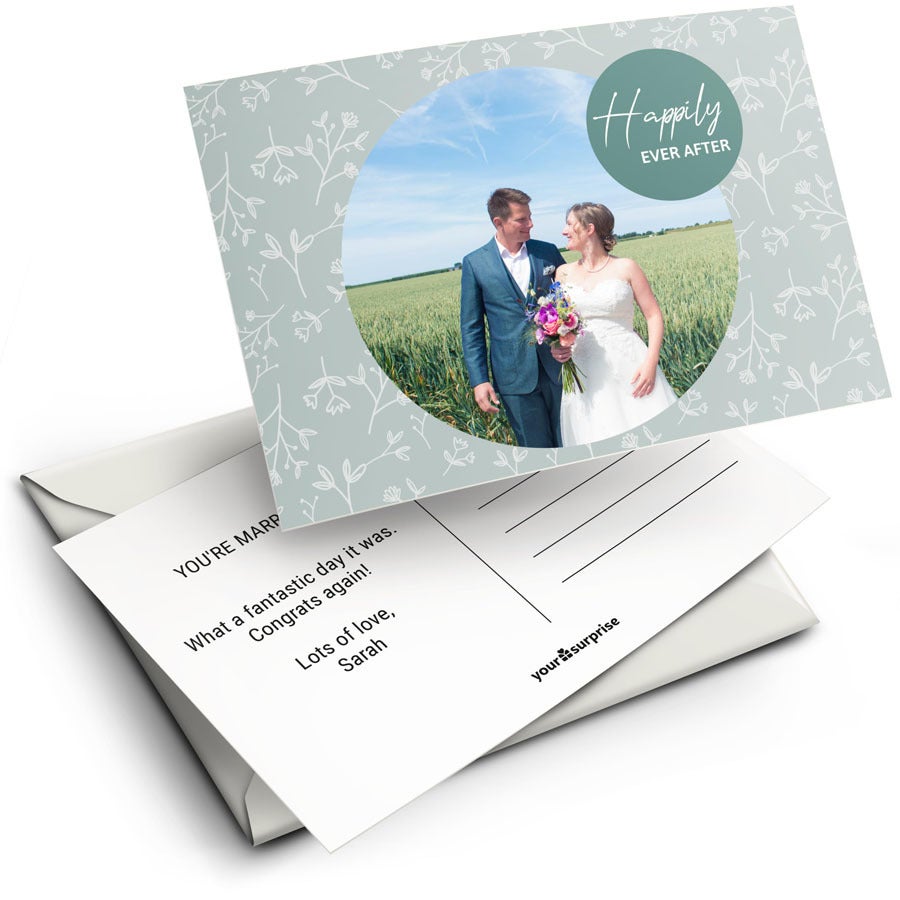 Tarjeta o invitación personalizada con foto de boda, texto "Happily Ever After" y un mensaje escrito al dorso.