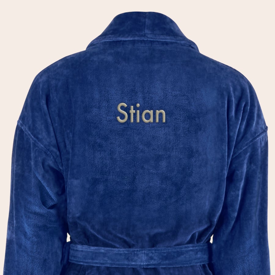 Badekåpe for menn med navn Luksuriøs personlig badekåpe i marineblå frotté med navnet Stian brodert i gull på ryggen