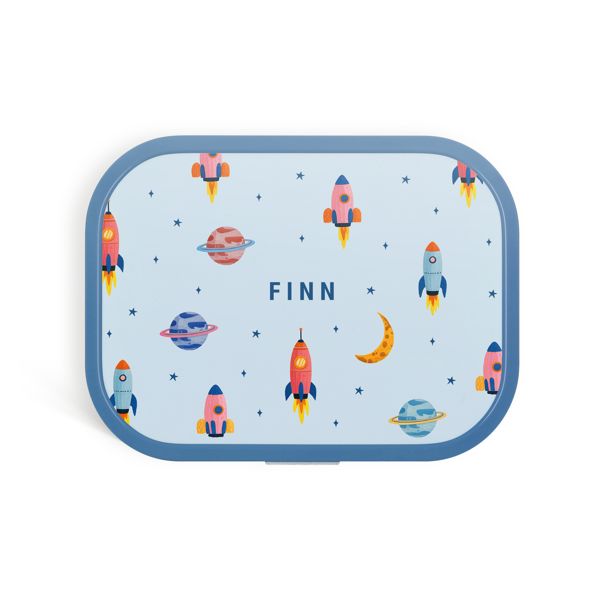 Lonchera azul personalizada para niños con un diseño de cohetes espaciales y el nombre "FINN" impreso a todo color en la tapa.