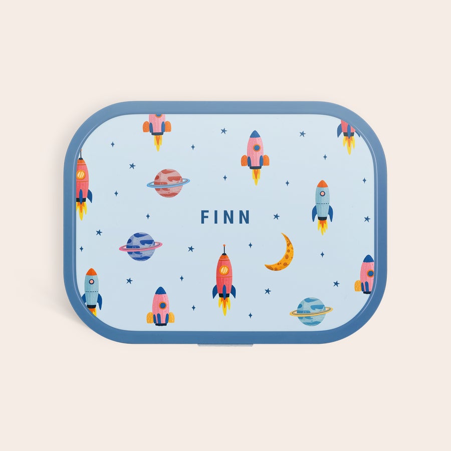 Mepal lunchlåda – personlig Blå Mepal matlåda med rymdtema, personlig med namnet FINN, gör lunchen speciell med fullfärgstryck.