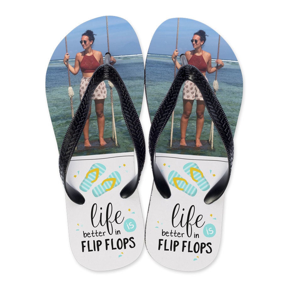 Individuelle Zehensandalen, bedruckt mit einem Foto einer Frau am Strand und dem Text "Life is better in flip flops", ideal als Sommerhit.