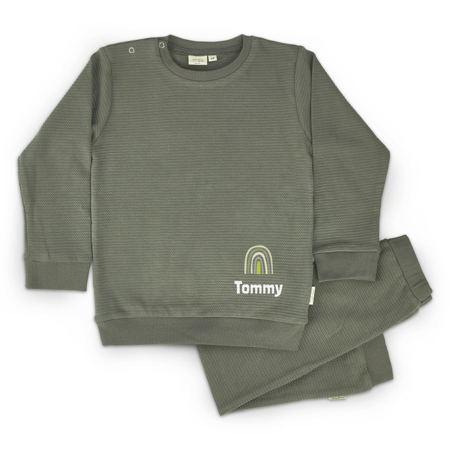 Pijamale verzi cu textura vafelata, imprimate cu un curcubeu si numele personalizat Tommy, pentru un somn confortabil.