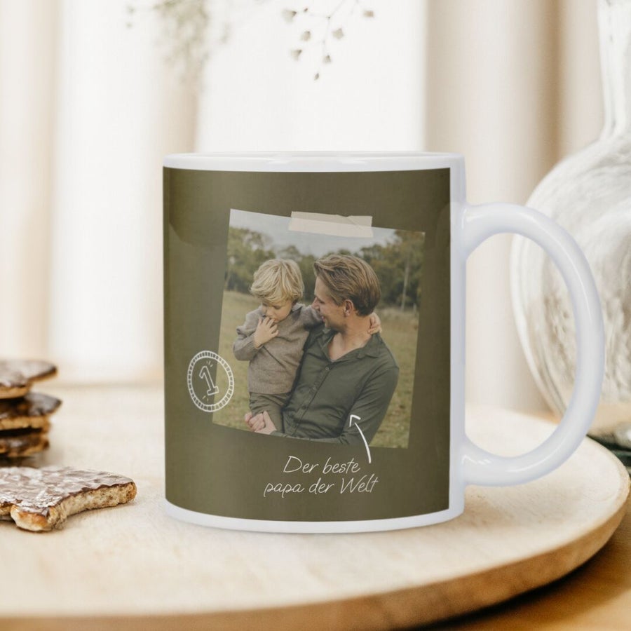 Weiße Tasse mit Foto bedruckt, zeigt einen Vater mit Kind und den Text 