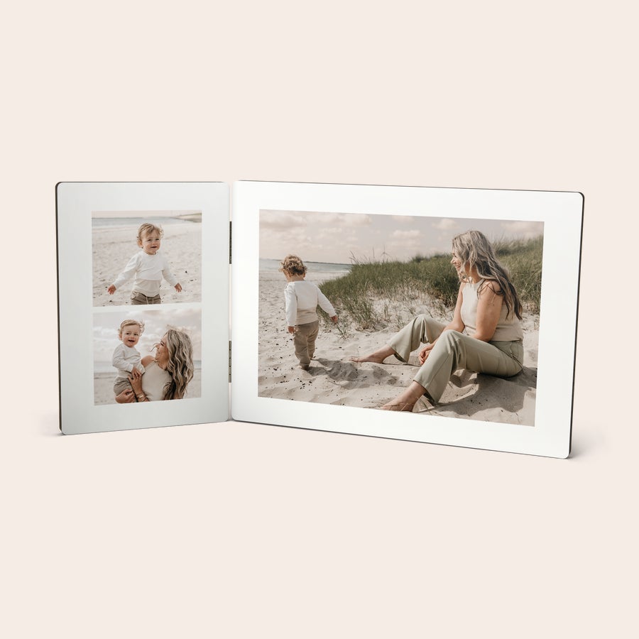 Tavla Tvådelad Personlig tvådelad tavla med fototryck av en mamma och barn på stranden. Överraska med en underbar tvådelad tavla med din egen design!