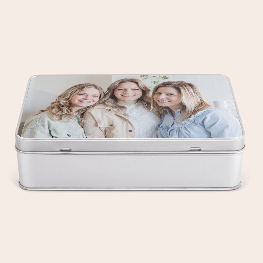 Caja de chocolate Oreo Lata de regalo Oreo personalizada, impresa con la foto de tres mujeres sonrientes en la tapa.