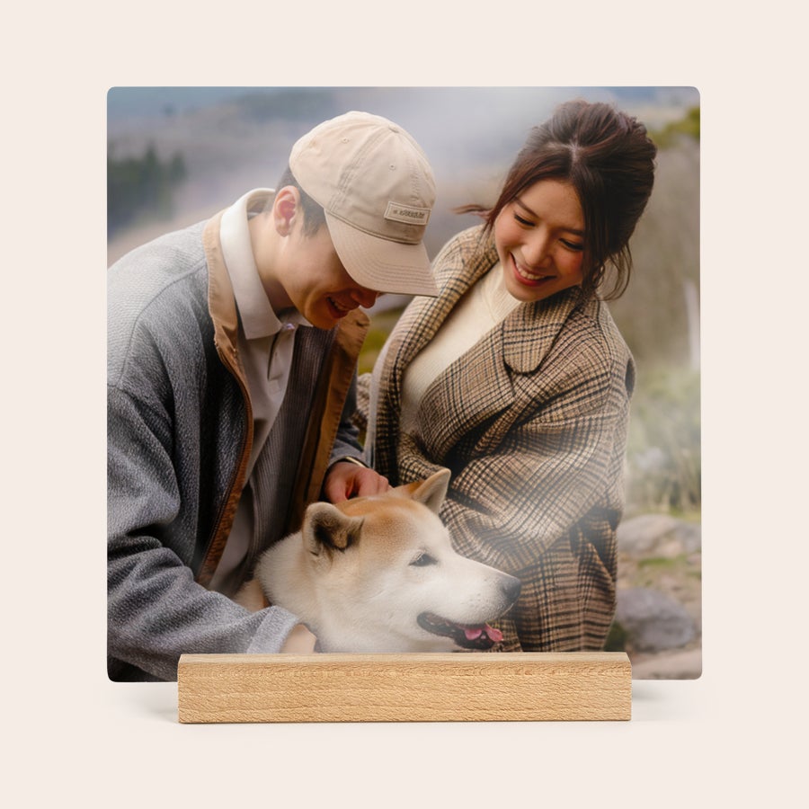 Carreaux photo personnalisés Tuile photo carrée personnalisée avec une photo d'un couple et un chien, imprimée sur du bois avec support