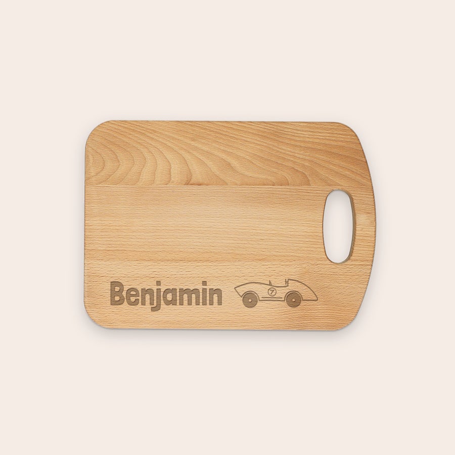 Tábua de pão Uma placa de pão de madeira gravada com o nome Benjamin e um carro, personalizável com texto e design