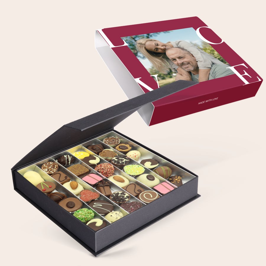 Valentijn bonbons Luxe bonbon giftbox met foto van een lachend stel, bedrukt op de sleeve. Met deze luxe bonbon giftbox verover je hun hart.