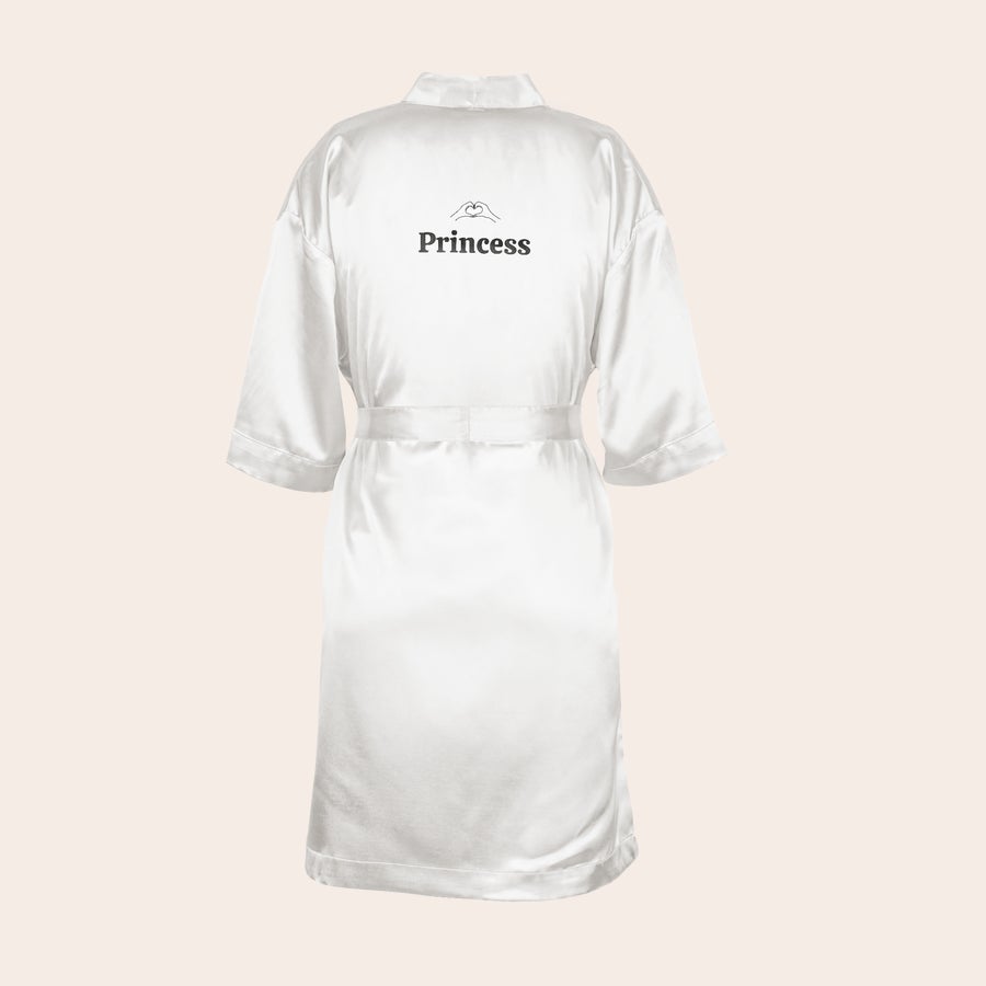Quimono personalizado Quimono branco de seda personalizado com as mãos formando um coração e o texto Princess