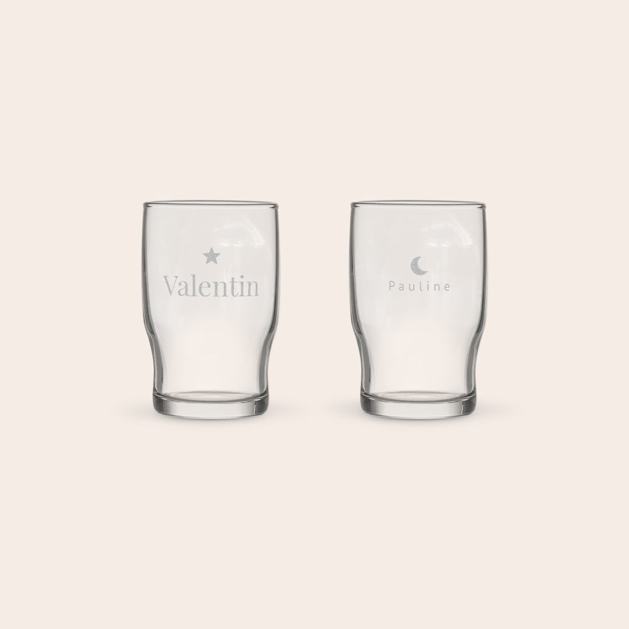 Gobelet personnalisé Deux gobelets personnalisés avec prénom gravé au laser un avec Valentin et une étoile lautre avec Pauline et une lune pour servir de l'eau