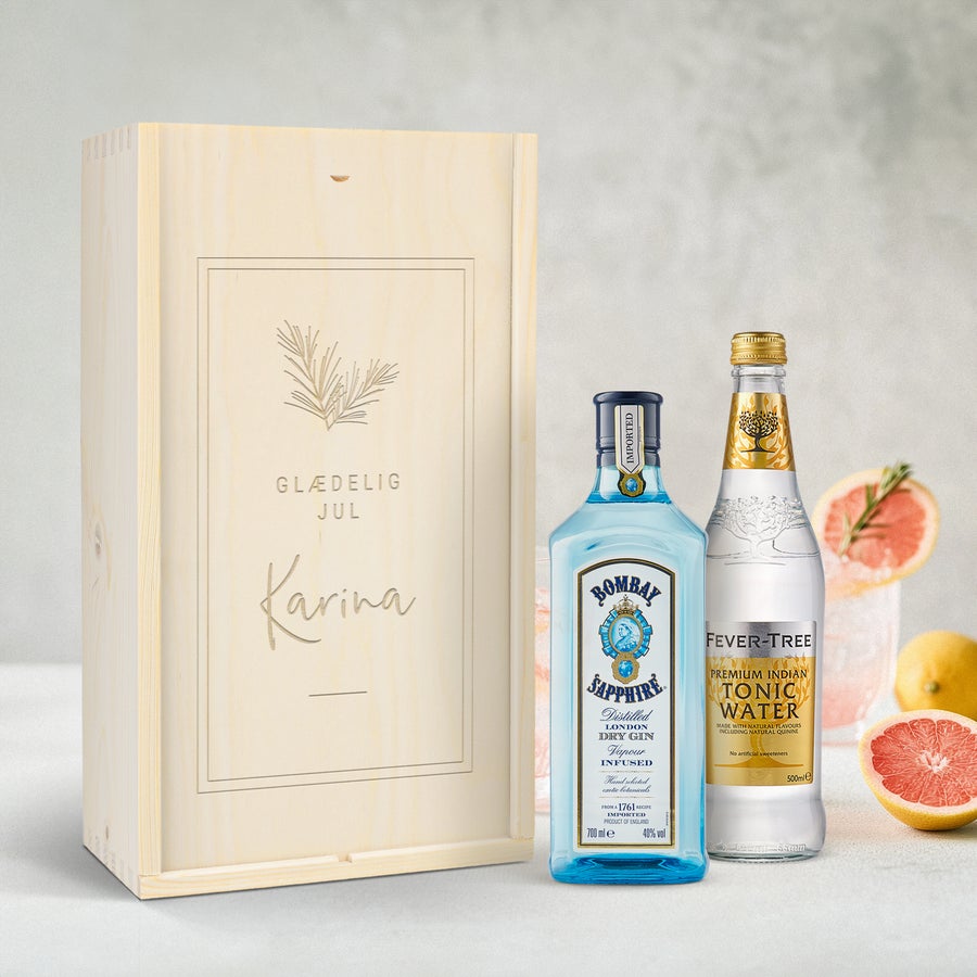 Gin og tonic sæt i personlig trækasse - Bombay Sapphire Gin & tonic-gavesæt i indgraveret trææske med Bombay Sapphire Gin og Fever-Tree Tonic Water. Æsken er lasergraveret med teksten "Glædelig Jul" og navnet "Karina".