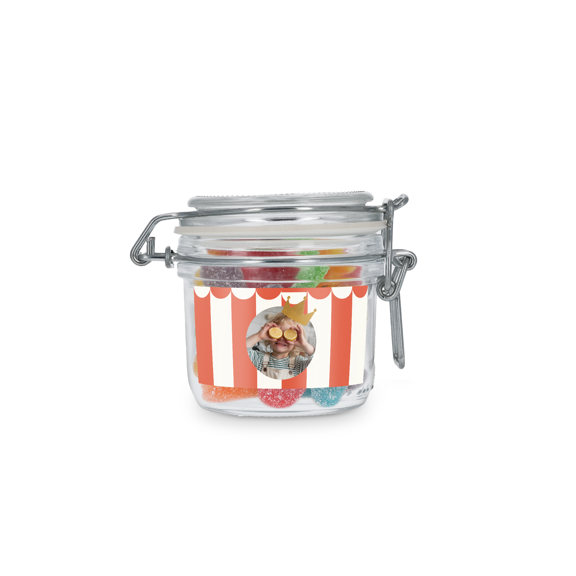 Borcan dulci personalizat cu bastoane acrișoare, cu etichetă imprimată ce include o fotografie cu un copil, decorată cu o coroană aurie și benzi roșii.