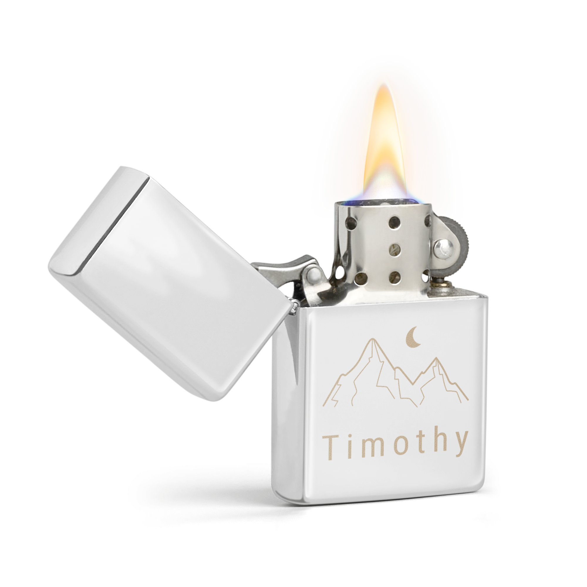 Encendedor con el nombre "Timothy" grabado con un paisaje de montañas y una luna, con la tapa abierta y encendido.