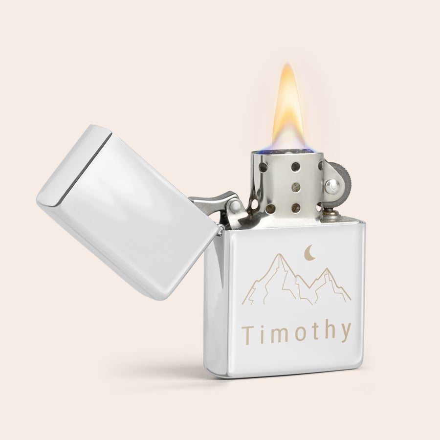 Gravert lettere Gravert navnelighter med navn "Timothy", fjellmotiv og flamme