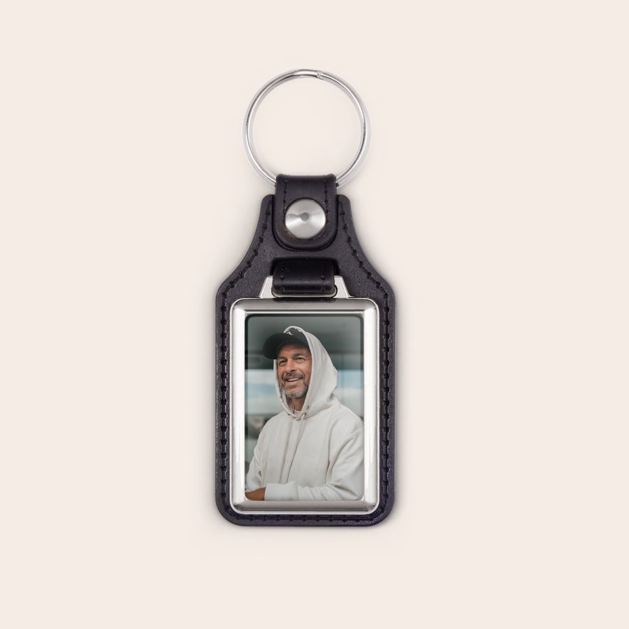 Breloc din piele cu fotografie Breloc din piele neagră cu fotografie personalizată a unui bărbat zâmbitor, imprimată.