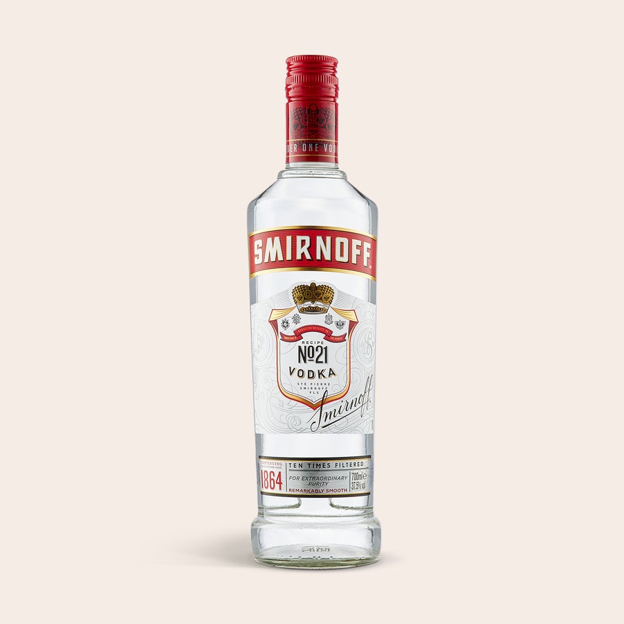 Smirnoff vodka v personalizovanej krabici Fľaša vodky Smirnoff s červeným uzáverom, pripravená na vloženie do prispôsobeného puzdra s potlačou.