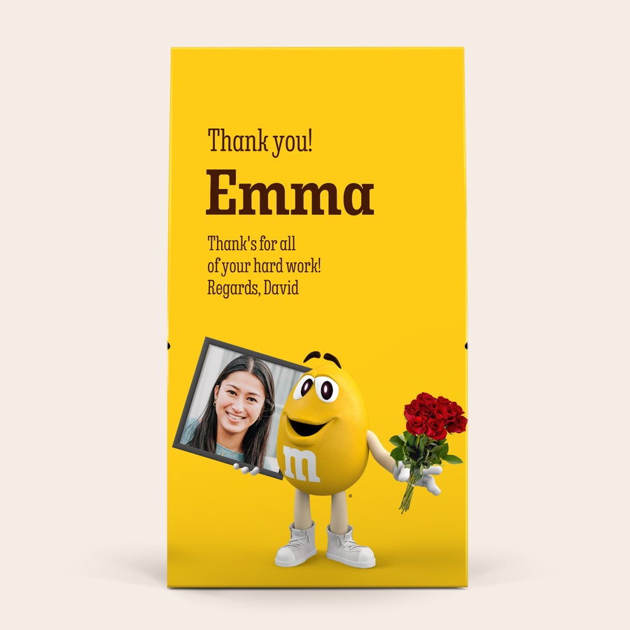 Personalizirana darilna škatla XL M&M's - 6 vrečk (714 gramov) XL M&M's darilna škatla s potiskano sliko ženske, imenom Emma in napisom Hvala za vse vaše trdo delo