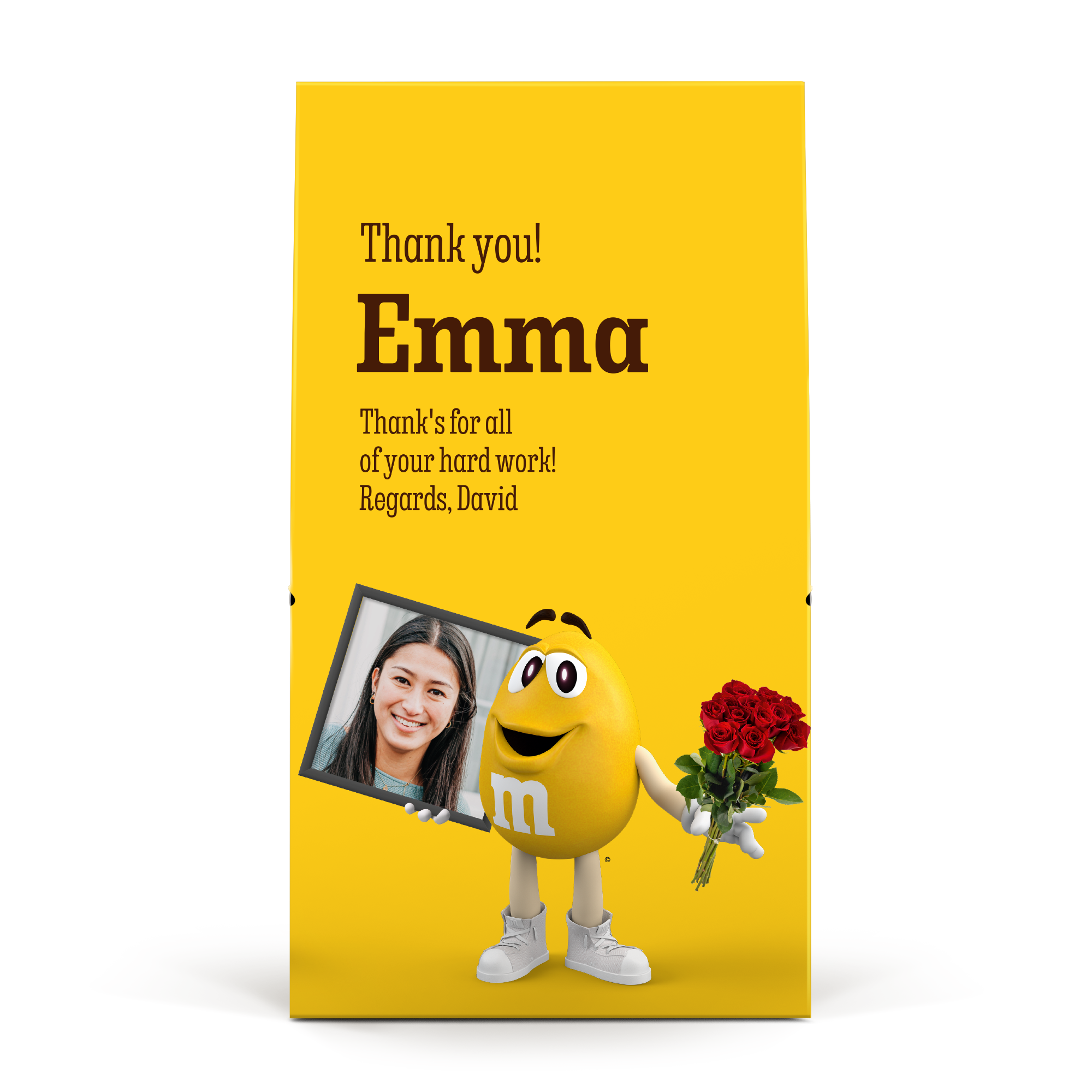 XL M&M's gaveeske i gult med Emma, tekst, bilde av kvinne, M&M's-figur med roser.