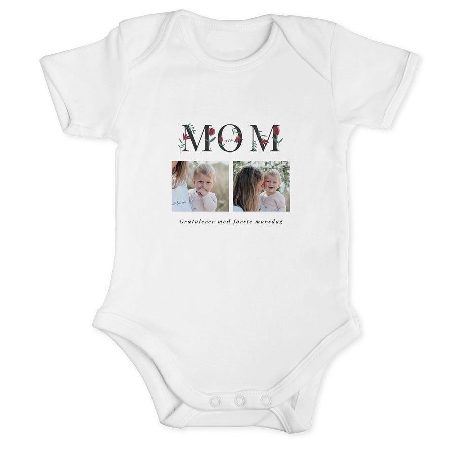 Hvit personalisert baby-onesie med trykt navn MOM, bilder og teksten Gratulere med første morsdag.