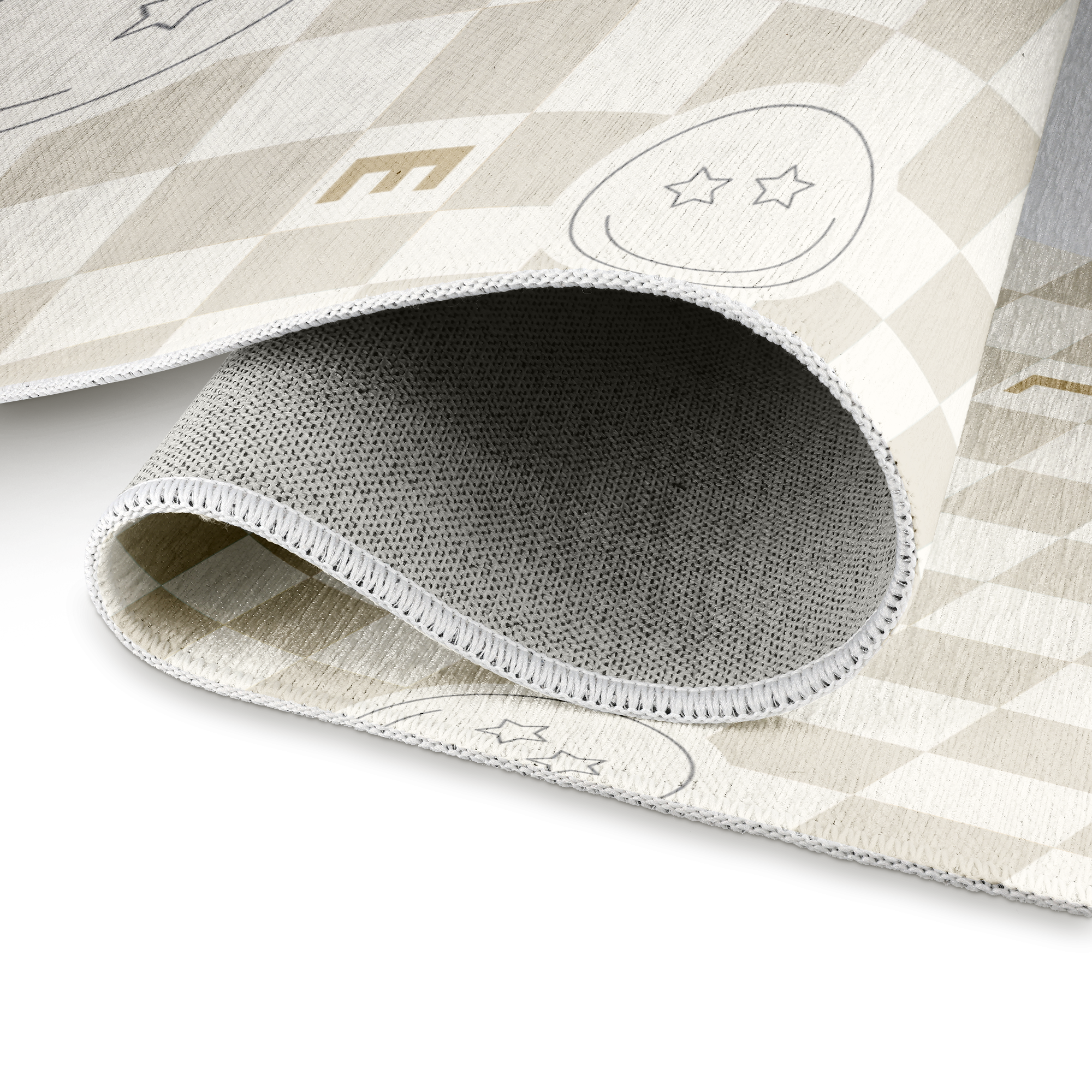 Tappetino da gioco personalizzato con motivo a scacchi beige e bianco, bordo cucito bianco e stampa di stelle, visibile anche il retro antiscivolo.