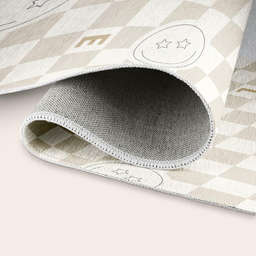 Tappeto da gioco stampato Tappetino da gioco personalizzato con motivo a scacchi beige e bianco, bordo cucito bianco e stampa di stelle, visibile anche il retro antiscivolo.